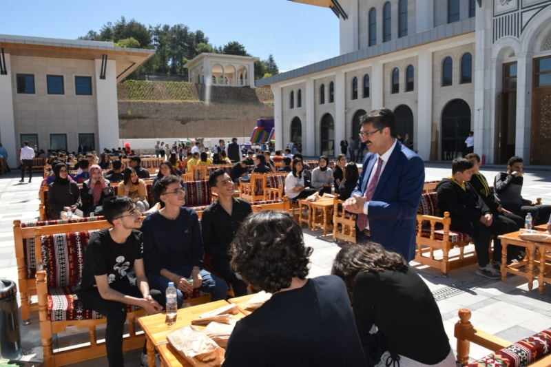AK Parti Batman Milletvekili adayı Ferhat  Nasıroğlu Necat Nasıroğlu külliyesinde düzenlenen kahvaltı etkinliğinde gençlerle bir araya geldi