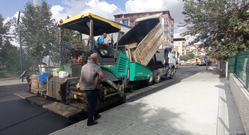 BAHÇELİEVLER VE ŞAFAK MAHALLELERİNDE ASFALTLAMA ÇALIŞMALARI HIZ KESMEDEN DEVAM EDİYOR