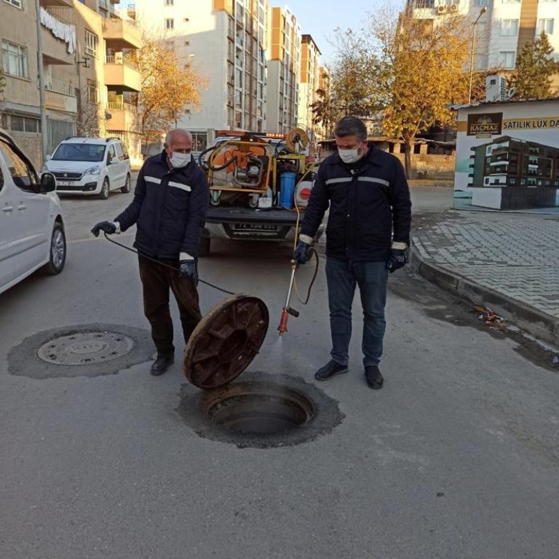 BATMAN BELEDİYESİ İNSAN SAĞLIĞINI ÖN PLANDA TUTARAK İLAÇLAMA YAPIYOR