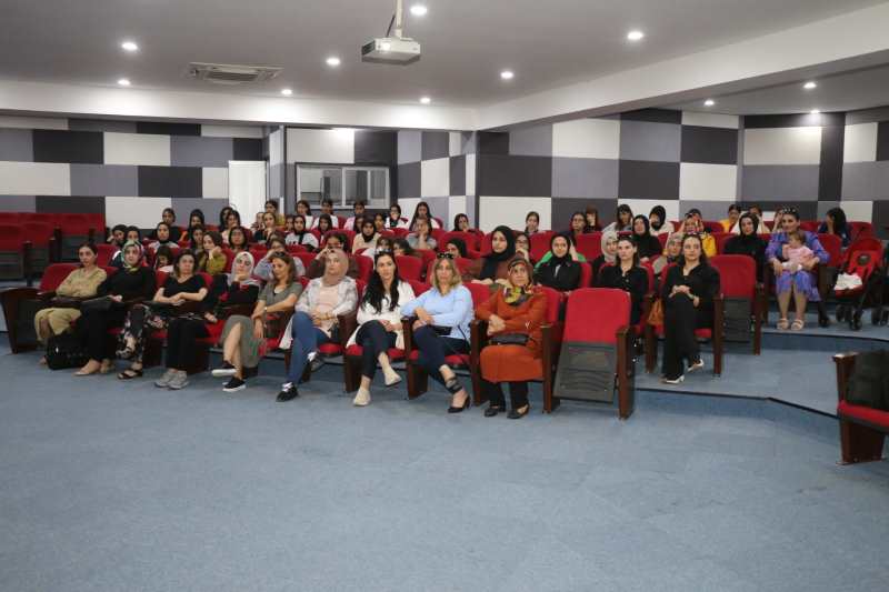 EBEVEYNLER; BEBEKLİK, ÇOCUKLUK VE ERGELİK DÖNEMİ HAKKINDA BİLGİLENDİRİLDİ