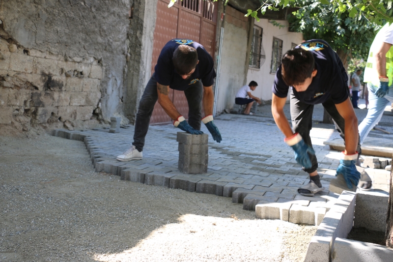 FEN İŞLERİNDE HEDEF: 120 BİN TON ASFALT, 450 BİN METREKARE KİLİTLİ PARKE TAŞI