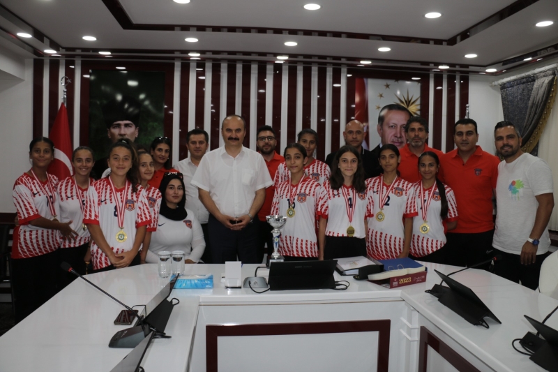 VALİ CANALP, HENTBOL VE OKÇULUK SPORCULARIYLA GÖRÜŞTÜ