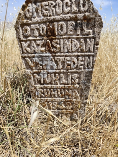 Beşiri'de Bir Garip Mezar: 1948'de Hayatını Kaybeden Memurun Mezarını Hayırseverlerin Sahiplenmesi istendi