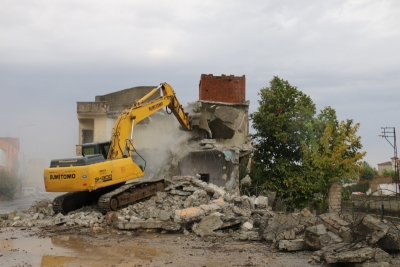 İLUH DERESİ YANINDAKİ BİNALARIN YIKIMINA DEVAM EDİLİYOR